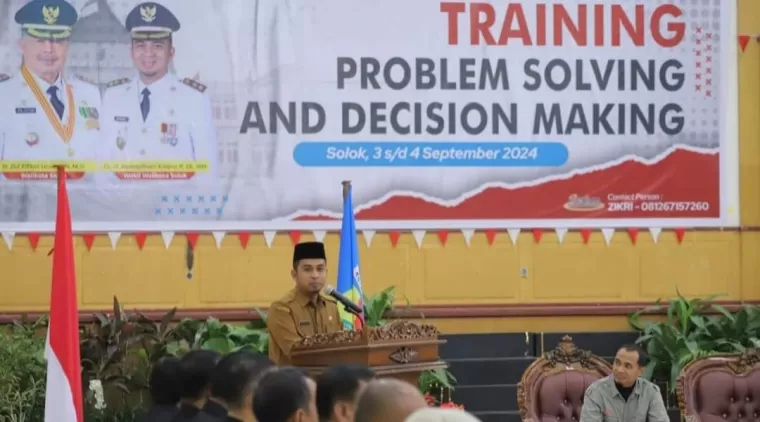 Wawako Ramadhani Kirana Putra memberi sambutan dikegiatan Training Problem Solving and Decision Making