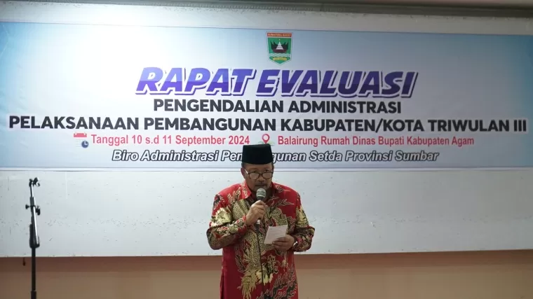 Bupati Agam, Dr. Andri Warman, MM membuka Rapat Evaluasi Administrasi Pembangunan Kabupaten/Kota se Sumatera Barat Triwulan III