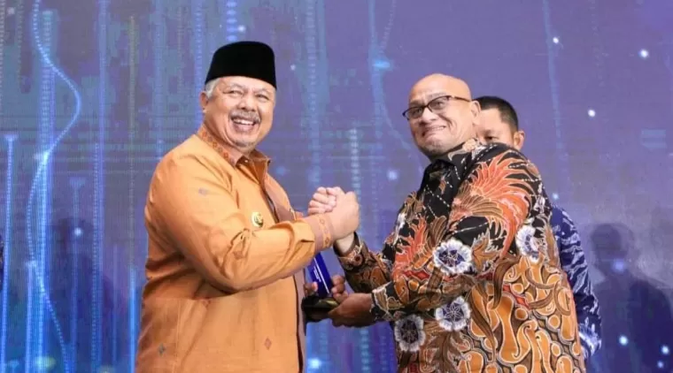 Wako Solok, Zul Elfian Umar (kiri) saat menerima Anugerah, Apresiasi Tokoh Indonesia 2024 dari Tempo Media Grup