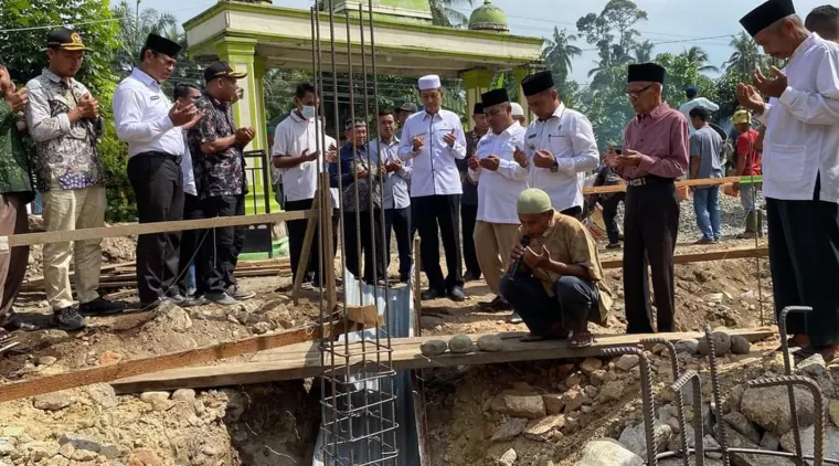 Bangunan Lama Dirobohkan, Wabup Risnawanto Letakkan Batu Pertama Pembangunan Kembali Masjid Al Muhajirin