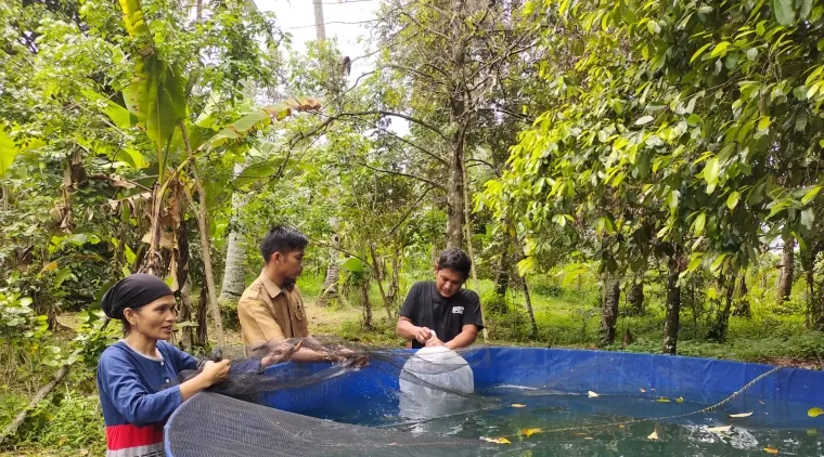 Saat penyerahan bantuan Program Ketahanan Pangan kepada penerima di Dusun Hulu Banda Tungkal Selatan.