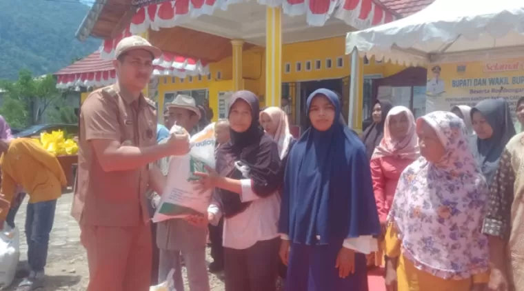 Bazar Murah dan Penyaluran Beras Cadangan Pangan Digelar di Kecamatan Pauh Duo