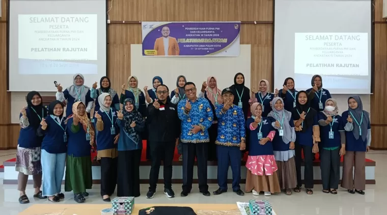 Foto bersama usai selenggarakan kegiatan pelatihan rajutan bagi PMI Purna beserta dengan keluarga di kabupaten Limapuluh Kota, Selasa 17 Septeber 2024.