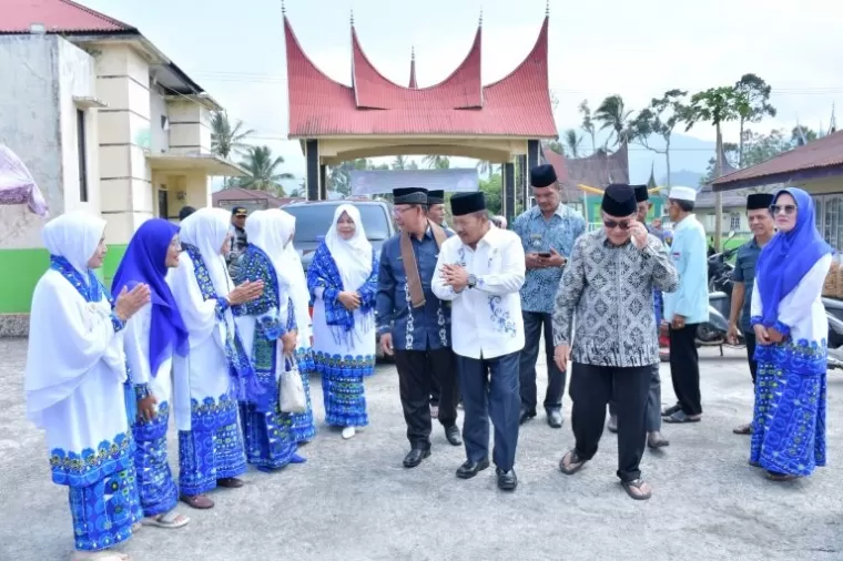 Bupati Agam Dr H Andri Warman MM, bersama Ketua BKMT Kabupaten Agam Yenni Andri Warman, menghadiri Wirid Pengajian Gabungan BKMT