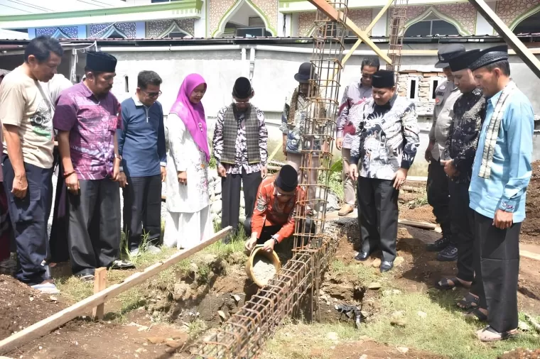 Kepala Dinas Kesehatan Kabupaten Agam, dr. Hendri Rusdian mewakili Bupati Agam meletakkan batu pertama pembangunan Taman Pendidikan Quran (TPQ) Baitul Amal Sitingkah Tangah