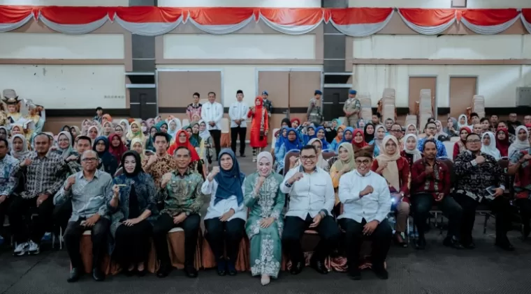 Bupati Epyardi (2 kanan), Hj. Emiko, (3 kanan) dan Pejabat lainya, diacara Launching ILP Kabupaten Solok 2024