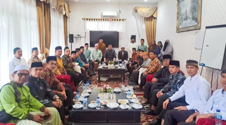 Bupati Epyardi Asda (tengah) bersama rombongan Forum Komunikasi Pondok Pesantren (FKPP) Se Kabupaten Solok