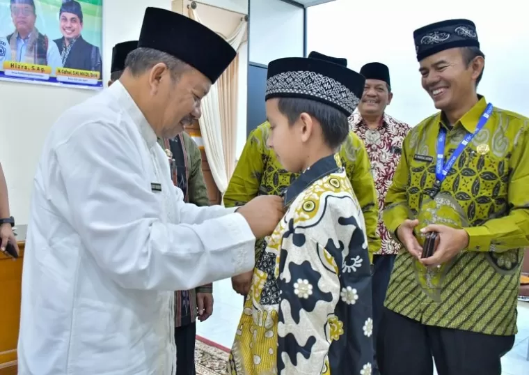 Bupati Agam, Dr. H. Andri Warman, MM resmi melepas kontingen Agam yang akan mengikuti Pekan Olahraga dan Seni antar Diniyah (PORSADIN)