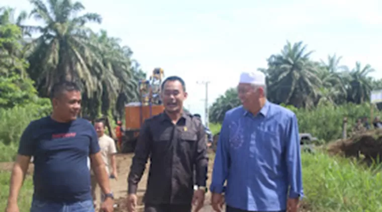 Bupati Pasaman Barat Bersama Ketua DPRD Tinjau Jembatan Rusak