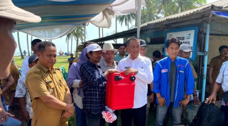 Bupati Pessel Serahkan Mesin Dan Cool Box Ikan Kepada 47 Kelompok Nelayan di Ranah Pesisir