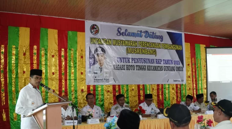 Bupati kabupaten Limapuluh Kota Safaruddin Dt. Bandaro Rajo saat memberikan sambutan pada Musrenbang RKP nagari tahun 2025 dan penyusunan daftar usulan RKP nagari tahun 2026 nagari Koto Tinggi, di aula kantor Walinagari setempat, Rabu 4 September 2024.