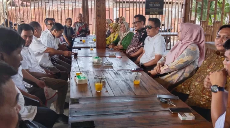 Vasko Ruseimy bersama rombongan seharian di Payakumbuh dan menuju beberapa titik pertemuan, Minggu 22 September 2024, ternyata sosok  Vasko laris manis.