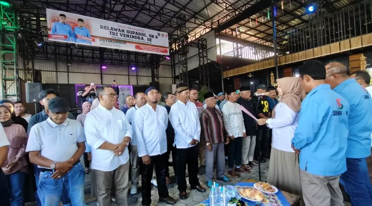 Wulan Denura selaku ketua tim pemenangan Supardi-Tri Venindra lakukan pengukuhan relawan digelar di Agamjua Cafe, Minggu 22 September 2024.