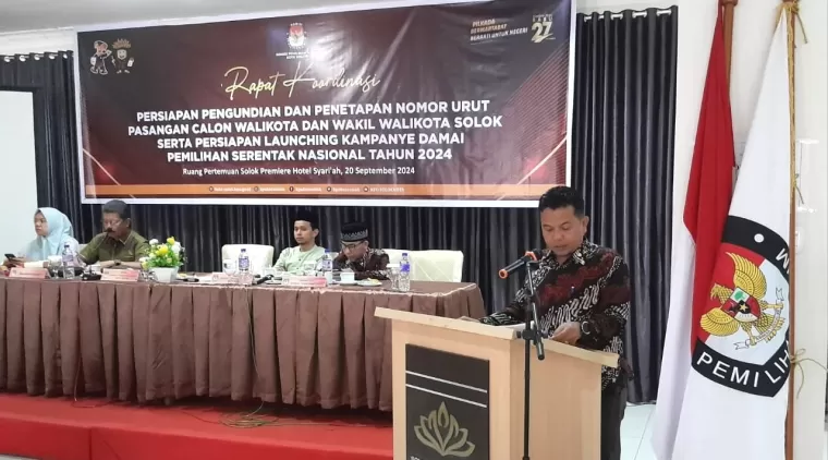 Ketua KPU Kota Solok, Ariantoni, membuka secara resmi Rakor Persiapan Pengundian dan Penetapan Nomor Urut Paslon Wali Kota dan Wakil Wali Kota Solok