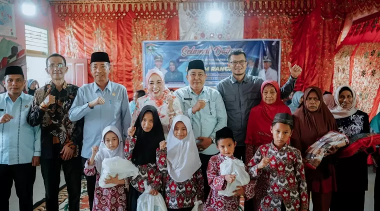 Bundo Emiko dan Pimpinan DPRD, Ivoni Munir bersama Pejabat lainya, usai menyerahkan bantuan kepada anak-anak dan masyarakat di Nagari Batu Banyak.