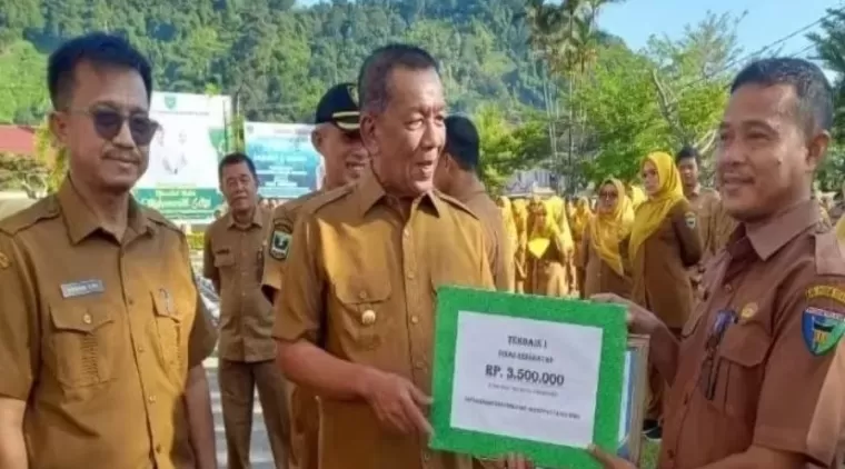 Dinas Kesehatan Pessel Menerima Penghargaan Kriteria Sangat Baik Dalam Pengawasan Dan Penilaian Kearsipan