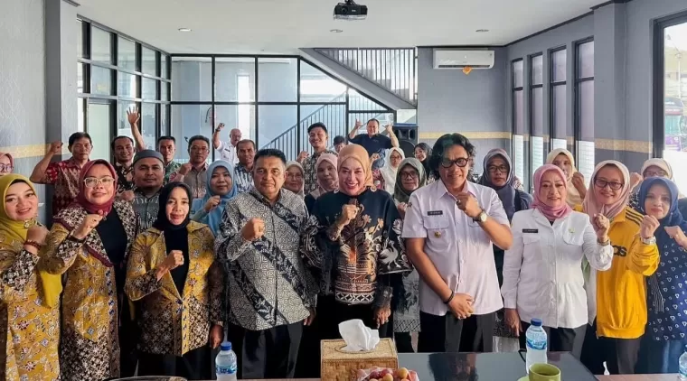 Ketua Dekranasda Kab. Solok, Hj. Emiko (tengah) beserta rombongan, foto bersama Kadis Koperasi,UKM, Perdagangan dan Perindustrian Kab. Kuningan, Trisman Supriatna (4 kanan) dan jajaran