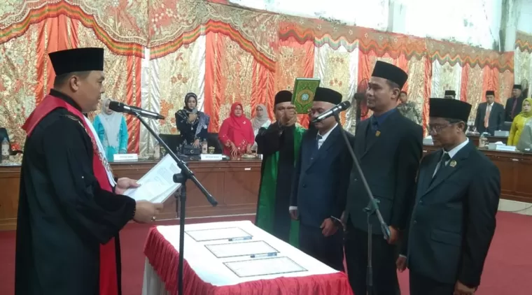 Dirwansyah Resmi Dilantik Sebagai Pimpinan DPRD Kabupaten Pasaman Barat