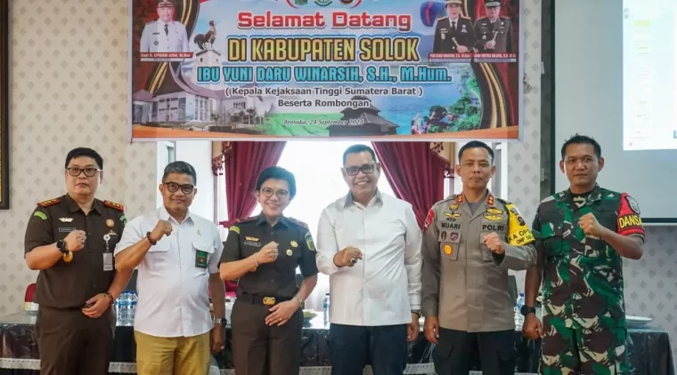 Bupati Solok Epyardi Asda bersama Kajati Sumbar Yuni Daru Winarsih (tengah) dan Forkopimda setempat di Arosuka