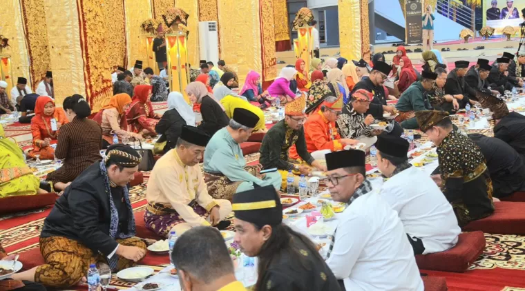 Festival Adat Budaya Nusantara III di Padang Meriahkan Makan Bajamba Bersama Para Raja dan Sultan