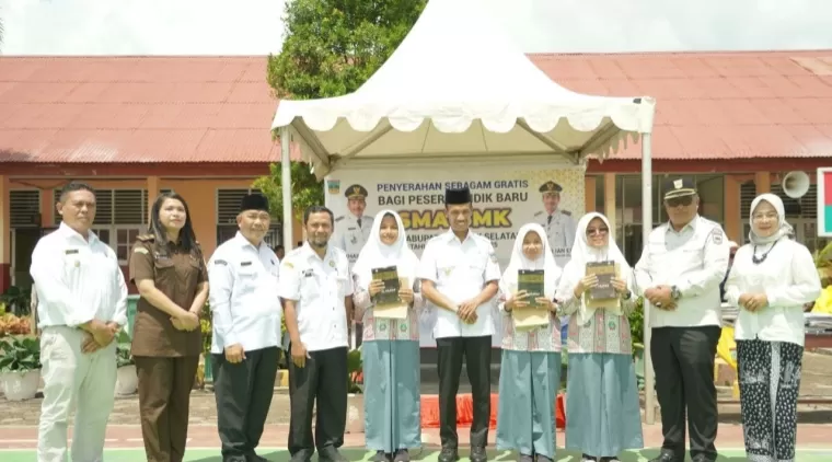 Hampir Lima Ribu Pasang Seragam Untuk Siswa Baru SMA dan SMK Solsel Dibagikan