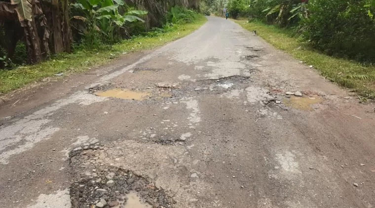 Jalan rusak parah di Tungkal Utara menuju Desa Cubadak Air Kecamatan Pariaman Utara Kota Pariaman menanti perbaikan.