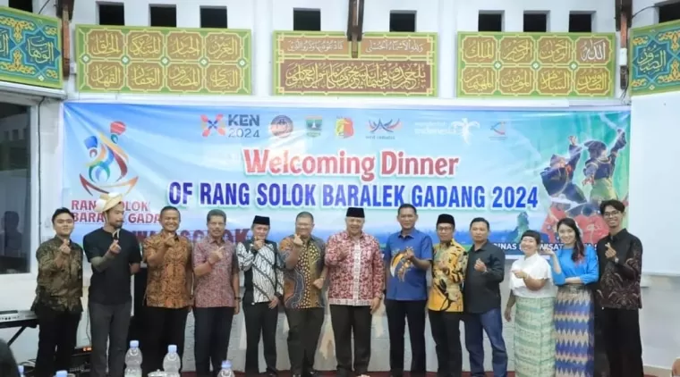 Wako Zul Elfian Umar (Tengah baju batik merah) dengan Pejabat dan tamu lainnya di acara Gala Dinner RSBG