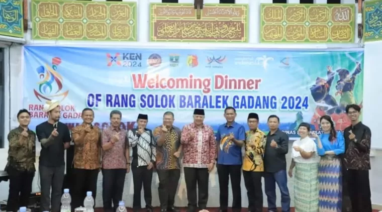 Wako Zul Elfian Umar (Tengah baju batik merah) dengan Pejabat dan tamu lainnya di acara Gala Dinner RSBG