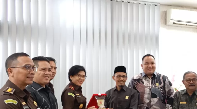 Kajati Sumbar Silaturahmi dengan Ketua Sementara DPRD Sumbar, Bahas Sinergitas dan Penegakan Hukum