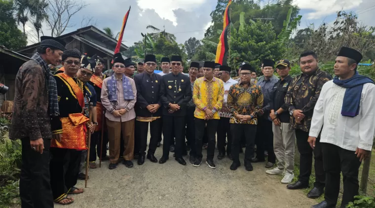 Bupati Safaruddin bersama Gubernur Sumbar foton bersama usai dibuka secara resmi oleh Gubernur Sumbar diwakili staf ahli bidang Pembangunan dan Kemasyarakatan Maswar Dedi kegiatan kampung Sarugo, baru-baru ini.