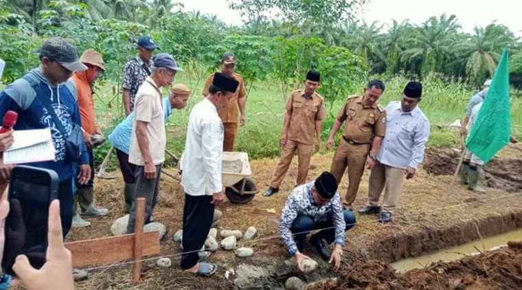 Ketua DPRD Pasaman Barat Letakkan Batu Pertama Pembangunan Pondok Pesantren Al-Falah