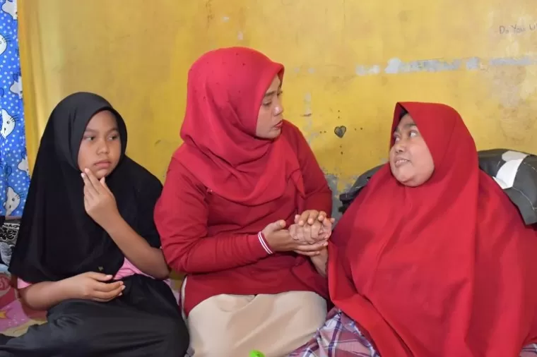 Ketua Lembaga Koordinasi Kesejahteraan Sosial (LKKS) Agam, Yenni Andri Warman, menyalurkan bantuan kepada salah satu keluarga yang berada di Komplek Jawa Ujuang Labuah