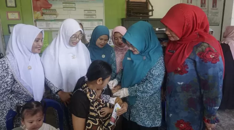 Ketua TP-PKK Pasbar Pantau Antusiasme Masyarakat dalam PIN Polio di Kecamatan Luhak Nan Duo