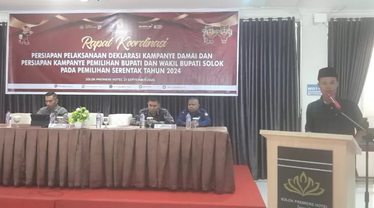 Ketua KPU Kabupaten Solok, Hasbullah Alqomar saat membuka Rapat Koordinasi di Solok Premiere Hotel