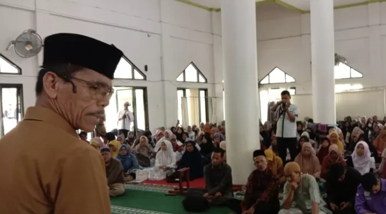 Bupati Safaruddin bersama Baznas serahkan bantuan beasiswa bagi pelajar dan Mahasiswa se-kabupaten Limapuluh Kota di mesjid Kunci Loyang kantor bupati Sarilamak, Senin 9 September 2024.