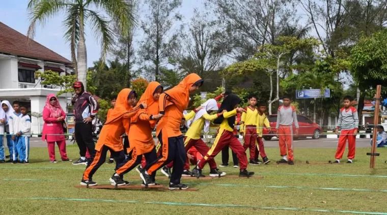 saat permainan lomba tangkelek panjang berlangsung.