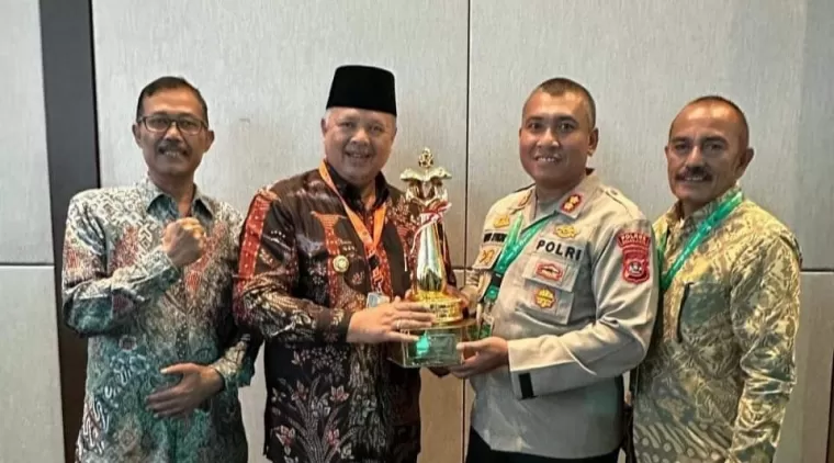 Wako Zul Elfian Umar bersama Sekda Syaiful A (kiri), Kapolres Solok Kota AKBP Abdus Syukur Felani, S.I.K, dan Kadishub Kota Solok, Ikhlas, (kanan) usai menerima Penghargaan WTN 2024.