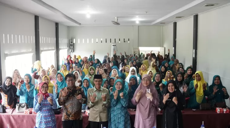 Foto bersama usai menyelenggarakan pelatihan bagi 120 kader dari 79 nagari di Hotel Shago Bungsu II, Lubuak Batingkok, Kamis-Jum'at, 19-20 September 2024.