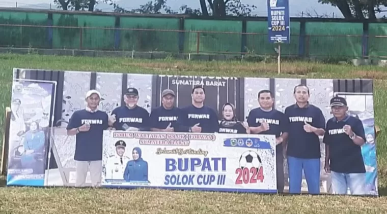 Spanduk Forum Wartawan Solok (FORWAS) ikut mensukseskan perhelatan BSC III 2024 di Stadion Tuanku Tabiang, GOR Batubatupang