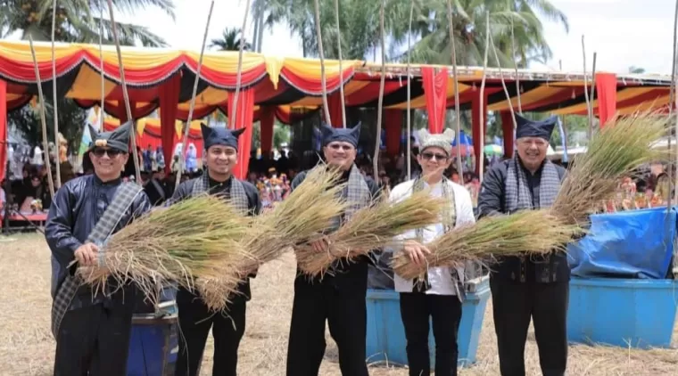 Wako Zul Elfian Umar (kanan), Wawako Ramadhani KP (2kiri) dan Pejabat lainnya diacara Pembukaan RSBG 2024