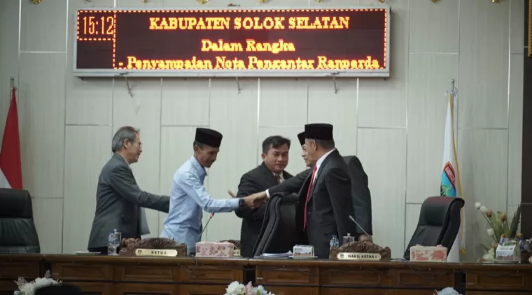 Pemkab Solsel Sampaikan Nota Pengantar APBD 2025 ke DPRD