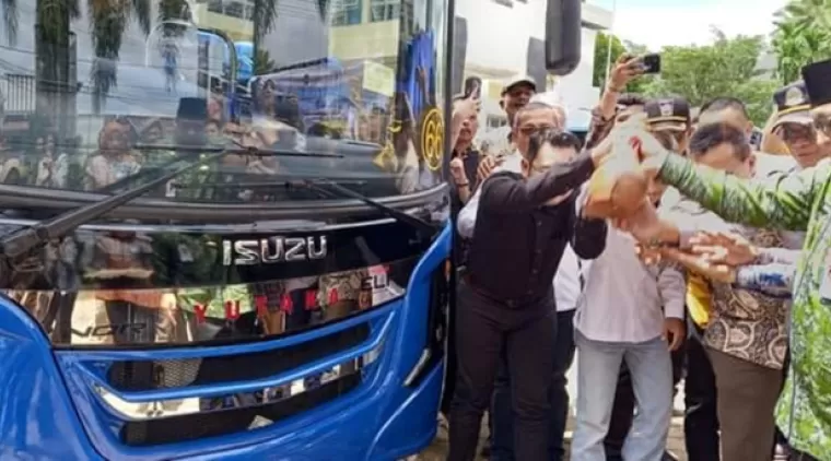 Pemko Padang Luncurkan 12 Unit Bus Massal di Kecamatan Bungus Teluk Kabung