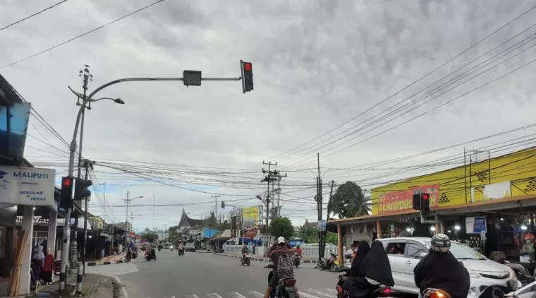 Salah satuTraffic terlama di Kota Pariaman di Simpang Amadin Kota Pariaman. (Trisnaldi).