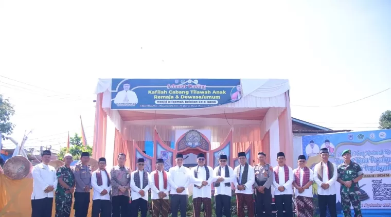 Pj Walikota Payakumbuh Suprayitno foto bersama pada acara pembukaan berlangsung dengan khidmat dan meriah di Mimbar Utama Masjid Istiqomah, kelurahan Bulakan Balai Kandi, Jumat 13 September 2024.