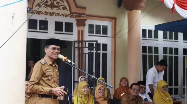 Bupati Safaruddin Dt.Bandaro Rajo di Situjuah Banda Dalam, Selasa 3 September 2024 saat membuka sosialisasi Program Kesehatan menuju UHC yang dirangkai dengan Sosialisasi Program Baznas Limapuluh Kota.