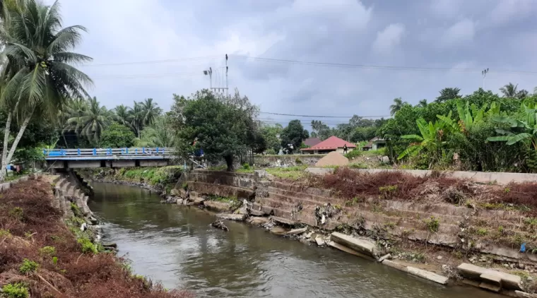 kondisi kerusakan retaining wall pada aliran Batang Piaman yang perlu perbaikan.