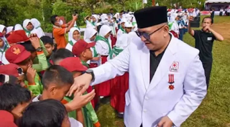 Pj Wali Kota Padang Andree Algamar Terima Penghargaan 'Lencana Jasa Pratama' dari PMI