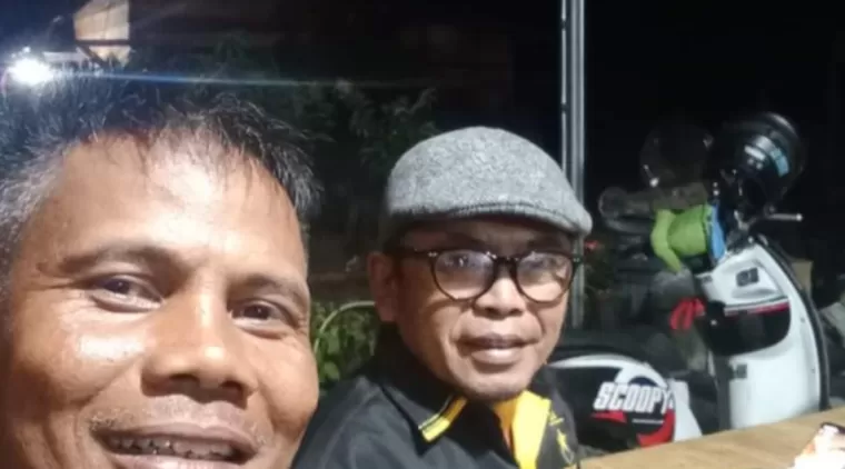 Zul Fitra yang akrap disapa Panjul didampingi rekan kerjanya Firman Wanipin.