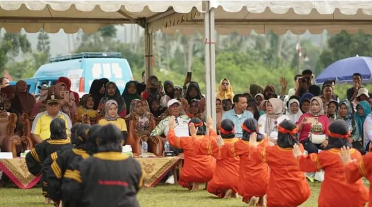 Spencay Solsel Suguhkan Kesenian Randai di Car Free Day