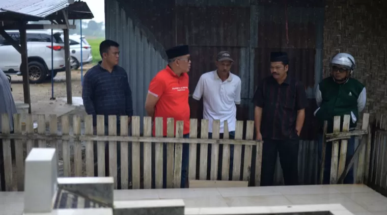 Supardi bersama rombongan saat mengunjungi makam di Parambahan dan Koto Panjang, kecamatan Latina, baru-baru ini.